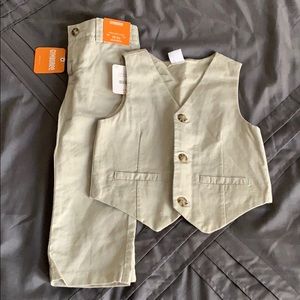 NWT 2piece boys suit. Vest/pants. Sz 2T/24mo